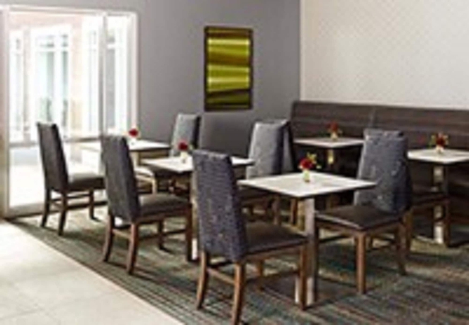 Imagen del bar/restaurante del Hotel Residence Inn By Marriott Charlotte Airport. Foto 6
