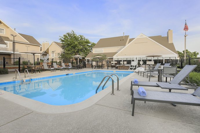 Imagen de la piscina del Hotel Residence Inn By Marriott Chicago Deerfield. Foto 15