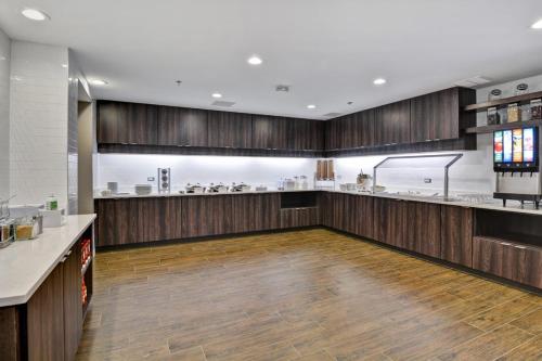 Imagen del bar/restaurante del Hotel Residence Inn By Marriott Cleveland Airport/middleburg Heights. Foto 12