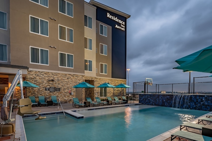 Imagen de la piscina del Hotel Residence Inn By Marriott Dallas At The Canyon. Foto 19