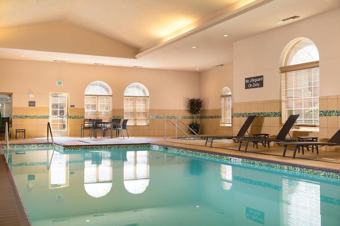 Imagen de la piscina del Hotel Residence Inn By Marriott Kansas City Airport. Foto 20