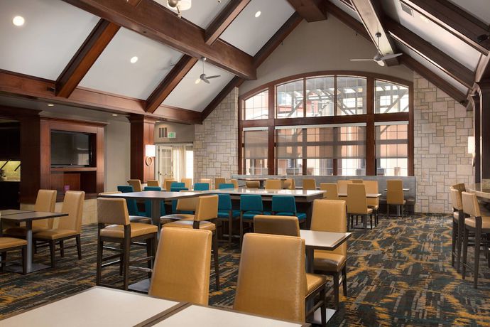 Imagen del bar/restaurante del Hotel Residence Inn By Marriott Kansas City Airport. Foto 2