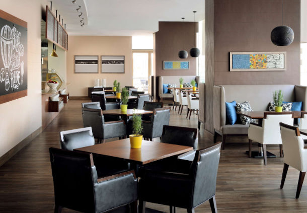 Imagen del bar/restaurante del Hotel Residence Inn By Marriott Kuwait City. Foto 3