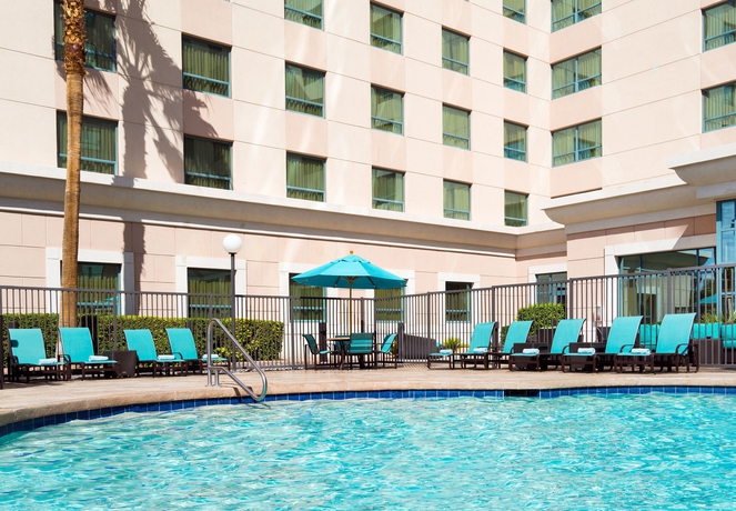 Imagen de la piscina del Hotel Residence Inn By Marriott Las Vegas Hughes Center. Foto 16