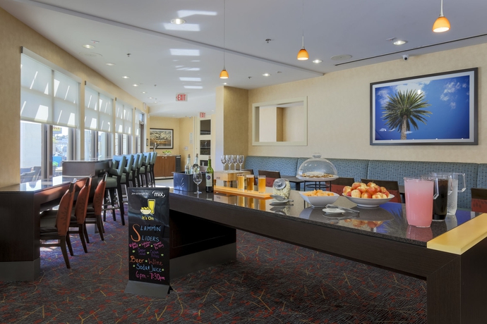 Imagen del bar/restaurante del Hotel Residence Inn By Marriott Manhattan Beach. Foto 6