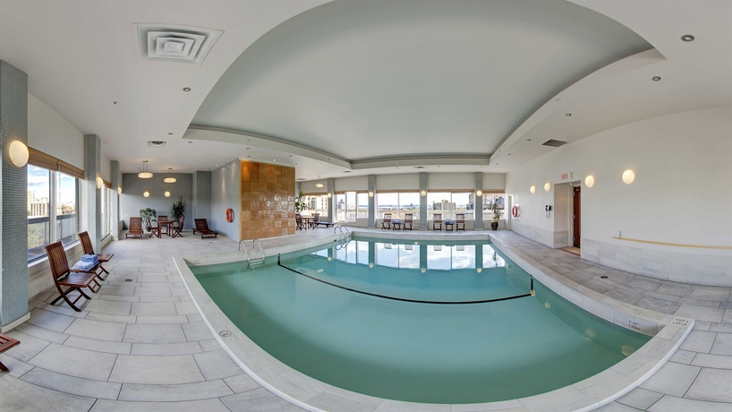 Imagen de la piscina del Hotel Residence Inn By Marriott Montreal Westmount. Foto 10