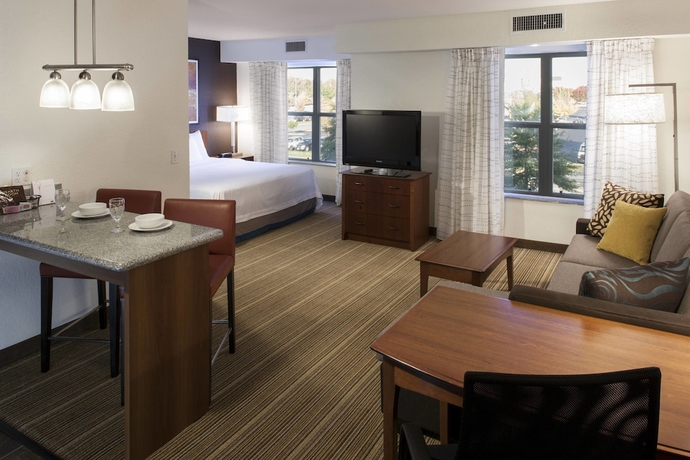 Imagen de la habitación del Hotel Residence Inn By Marriott Rogers. Foto 15