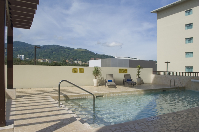 Imagen de la piscina del Hotel Residence Inn By Marriott San Jose Escazu. Foto 15