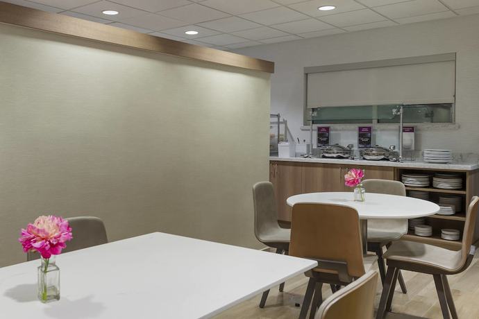 Imagen del bar/restaurante del Hotel Residence Inn By Marriott Tampa At Usf/medical Center. Foto 3