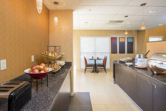 Imagen del bar/restaurante del Hotel Residence Inn By Marriott Topeka. Foto 2