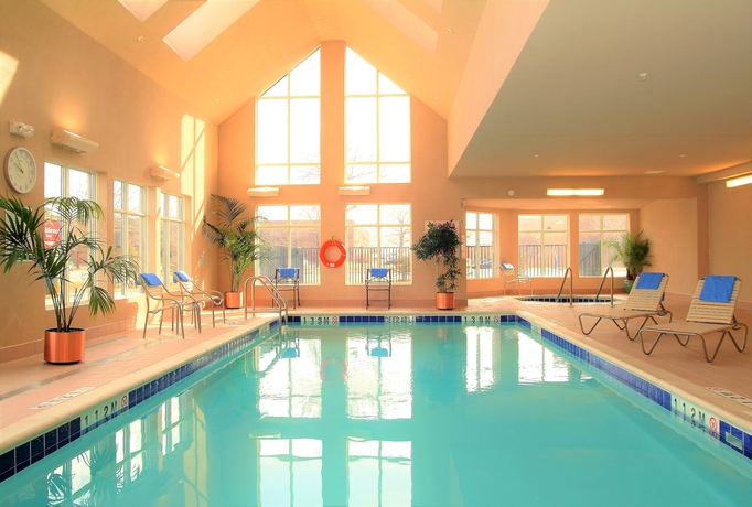 Imagen de la piscina del Hotel Residence Inn By Marriott Toronto Airport. Foto 19