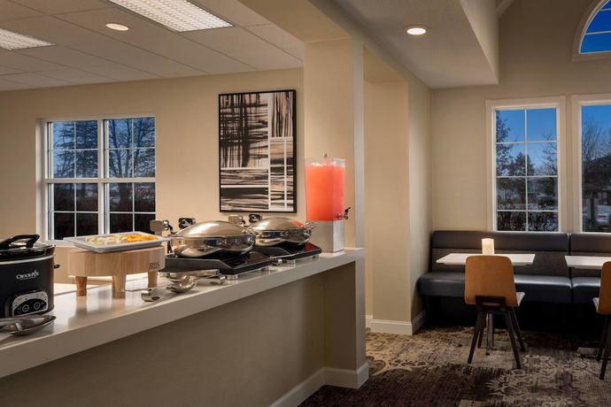 Imagen del bar/restaurante del Hotel Residence Inn By Marriott West Springfield. Foto 2