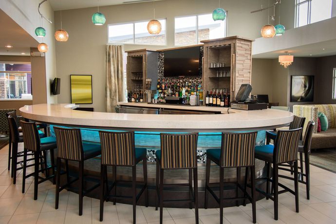 Imagen del bar/restaurante del Hotel Residence Inn Cleveland Avon At The Emerald Event Center. Foto 5