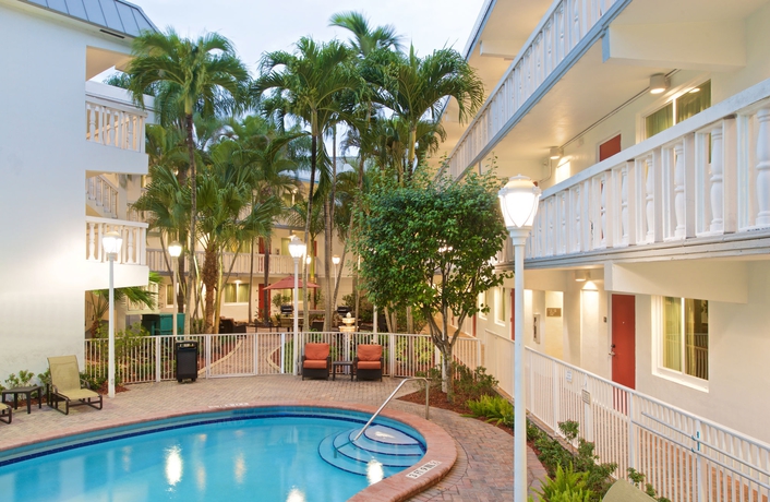 Imagen de la piscina del Hotel Residence Inn Coconut Grove. Foto 13