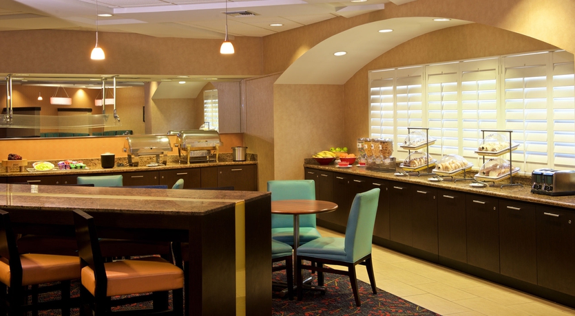 Imagen del bar/restaurante del Hotel Residence Inn Coconut Grove. Foto 3