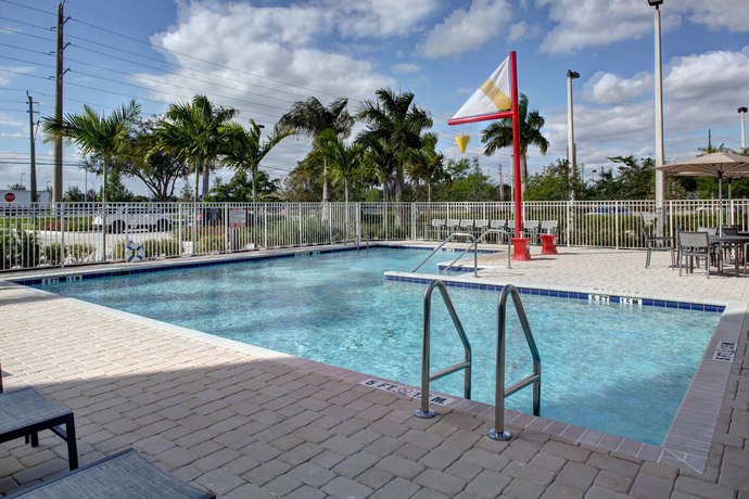 Imagen de la piscina del Hotel Residence Inn Fort Lauderdale Coconut Creek. Foto 9