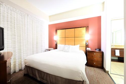Imagen de la habitación del Hotel Residence Inn Marriott Airport. Foto 14