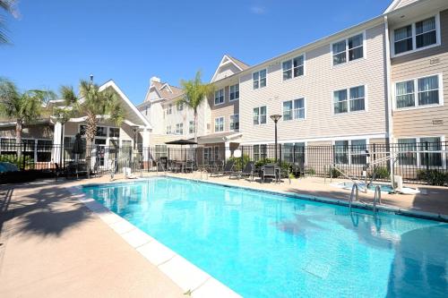 Imagen de la piscina del Hotel Residence Inn Marriott Airport. Foto 16