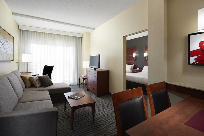 Imagen de la habitación del Hotel Residence Inn Marriott Montreal Airport. Foto 14