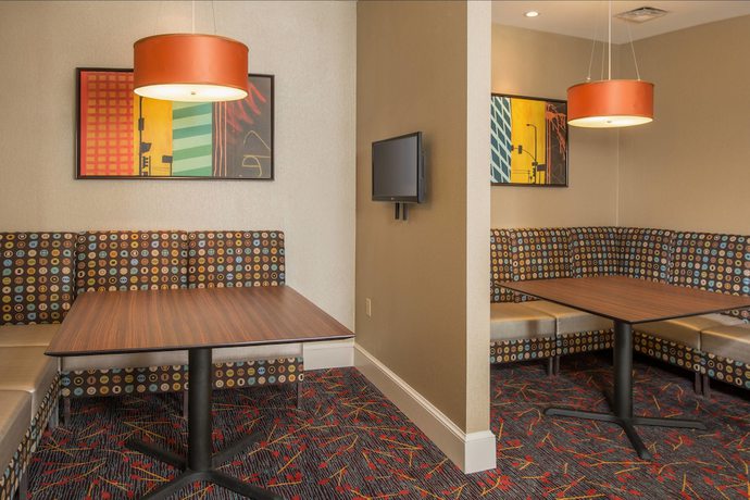 Imagen del bar/restaurante del Hotel Residence Inn by Marriott Arlington at Rosslyn. Foto 6