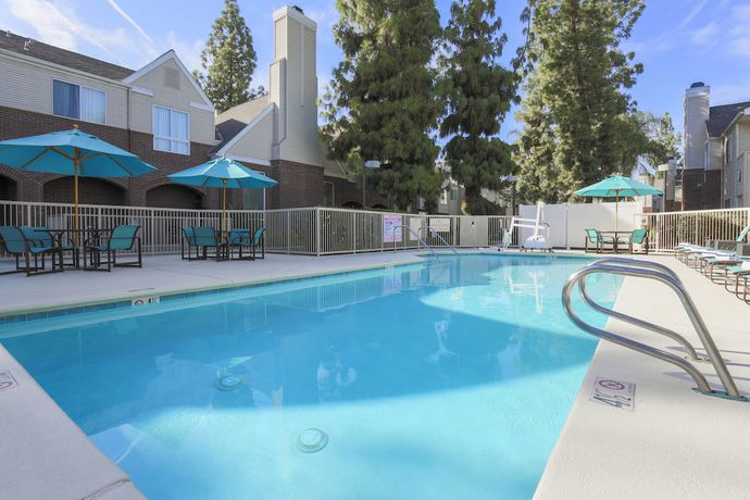 Imagen de la piscina del Hotel Residence Inn by Marriott Bakersfield. Foto 20