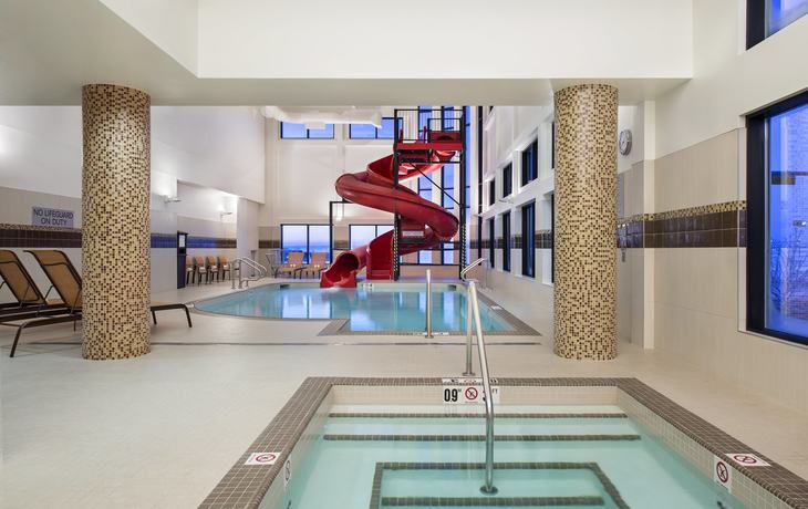 Imagen de la piscina del Hotel Residence Inn by Marriott Calgary South. Foto 14