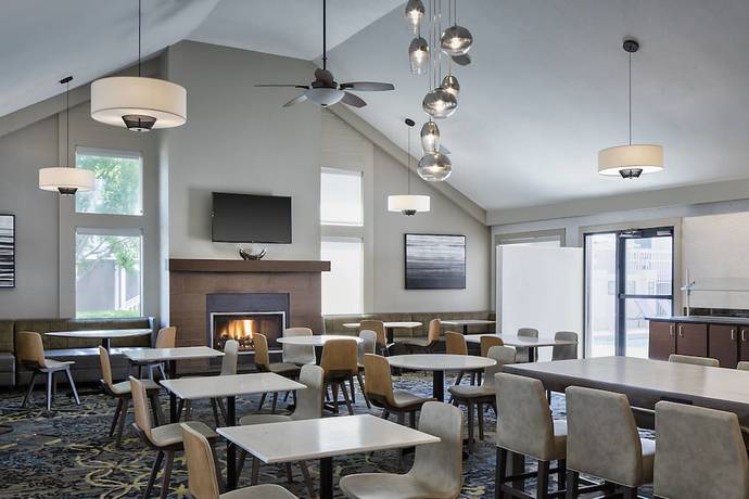 Imagen del bar/restaurante del Hotel Residence Inn by Marriott Dallas Las Colinas. Foto 7