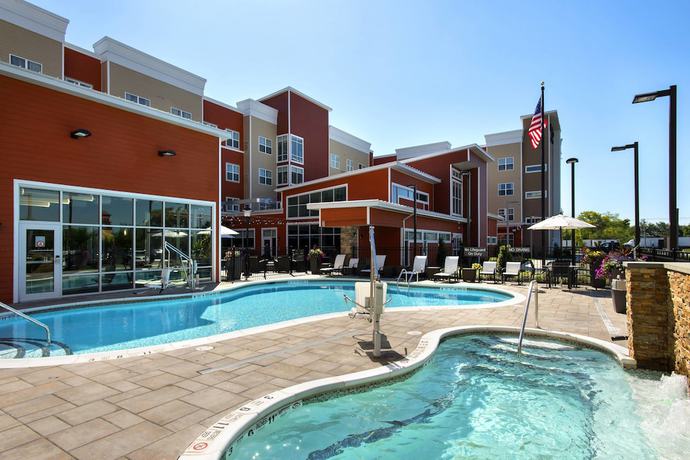 Imagen de la piscina del Hotel Residence Inn by Marriott New York Long Island East End. Foto 19