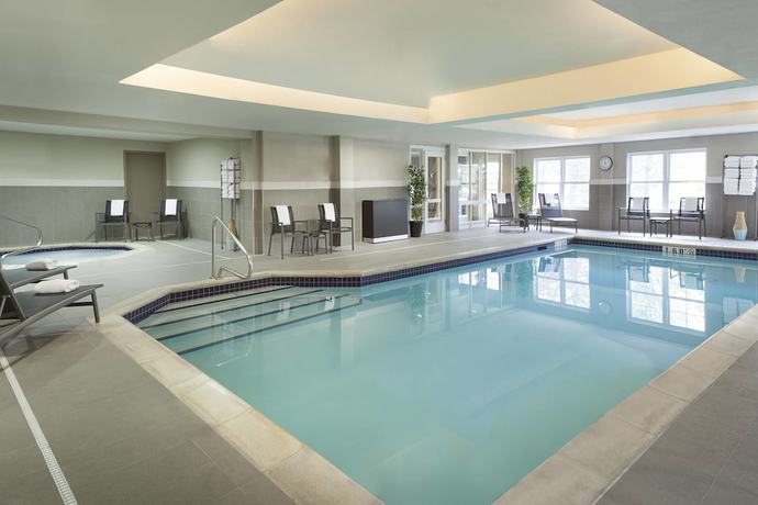 Imagen de la piscina del Hotel Residence Innbymarriott Toronto Markham. Foto 14
