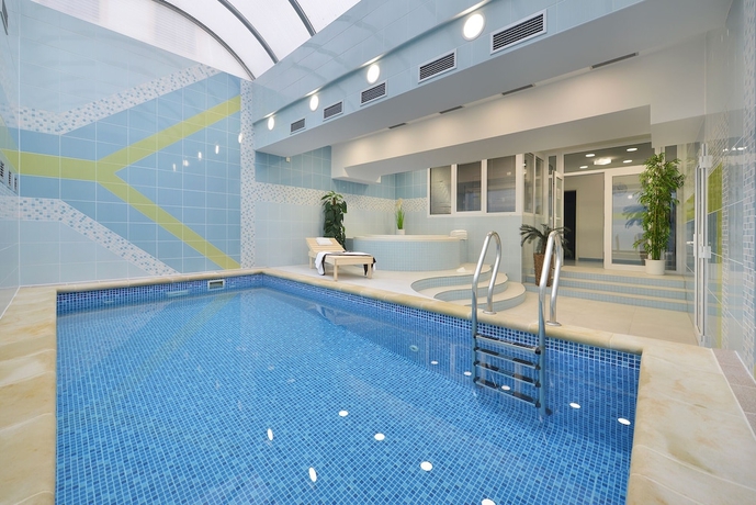 Imagen de la piscina del Hotel Residence Kn&iacute;žec&iacute; Dvůr. Foto 12