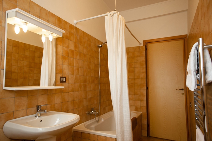 Imagen de la habitación del Hotel Residence La Genziana. Foto 8