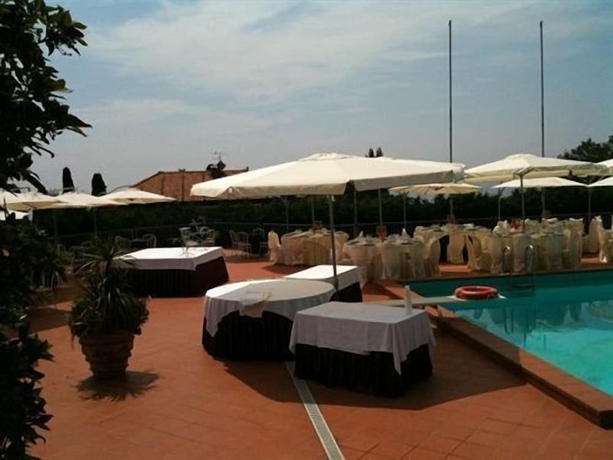 Imagen de la piscina del Hotel Residence La Vignetta. Foto 18