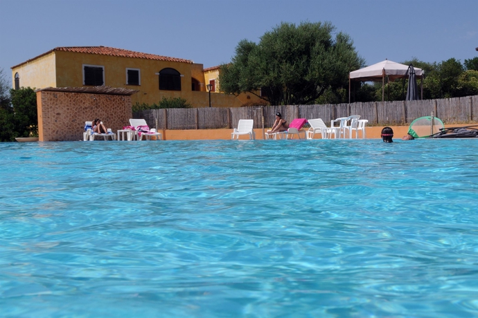 Imagen de la piscina del Hotel Residence Lu Lamoni. Foto 15