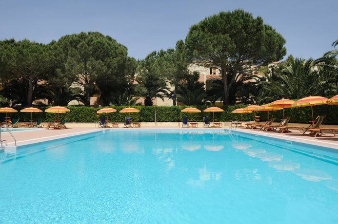 Imagen de la piscina del Hotel Residence Oasis. Foto 15