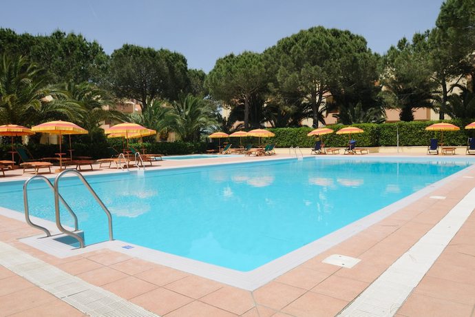 Imagen de la piscina del Hotel Residence Oasis. Foto 16