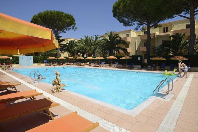 Imagen de la piscina del Hotel Residence Oasis. Foto 17