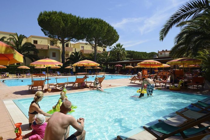 Imagen de la piscina del Hotel Residence Oasis. Foto 19