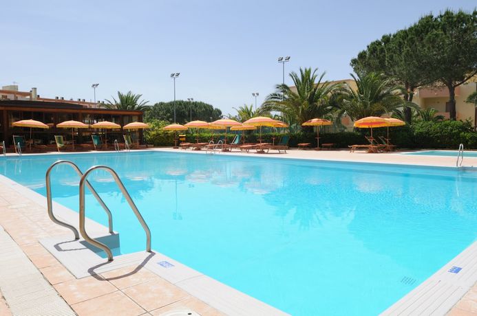 Imagen de la piscina del Hotel Residence Oasis. Foto 20