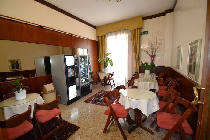 Imagen de los interiores del Hotel Residence, Parma. Foto 17