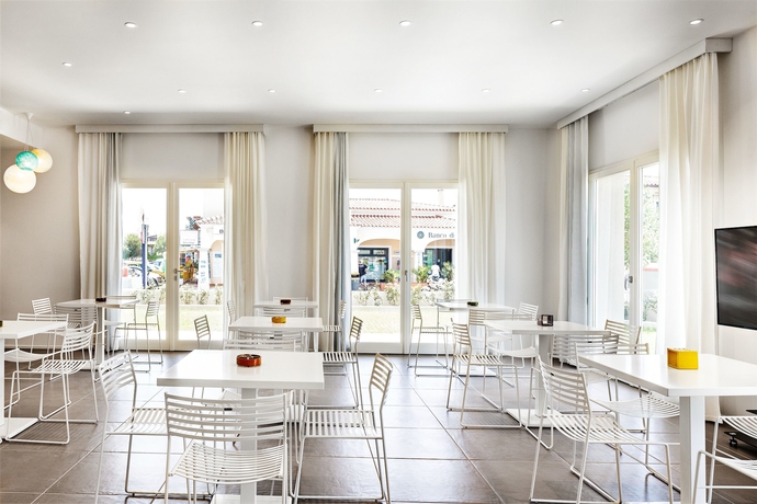 Imagen del bar/restaurante del Hotel Residence Porto San Paolo. Foto 4