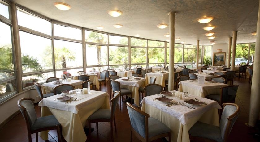 Imagen del bar/restaurante del Hotel Residence Rely. Foto 3