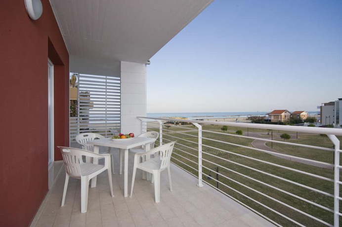 Imagen de los exteriores del Hotel Residence Rosburgo Sea Resort. Foto 6