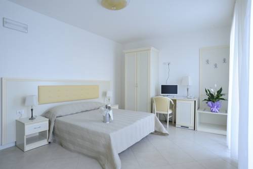 Imagen de la habitación del Hotel Residence Suite Smeraldo. Foto 1
