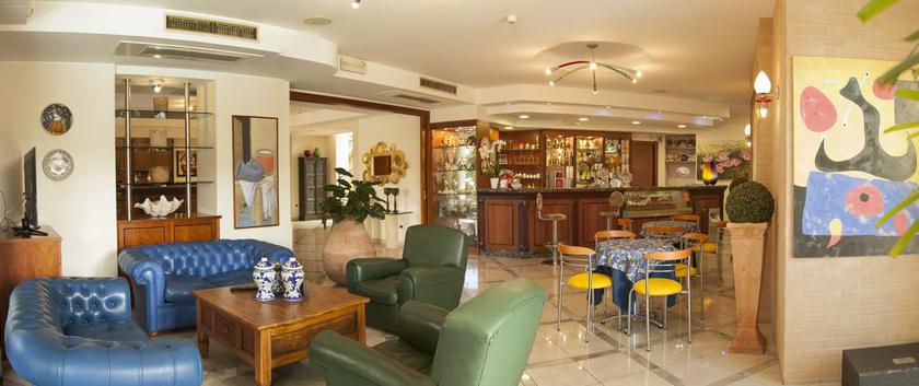 Imagen del bar/restaurante del Hotel Residence Torre Del Mar. Foto 2