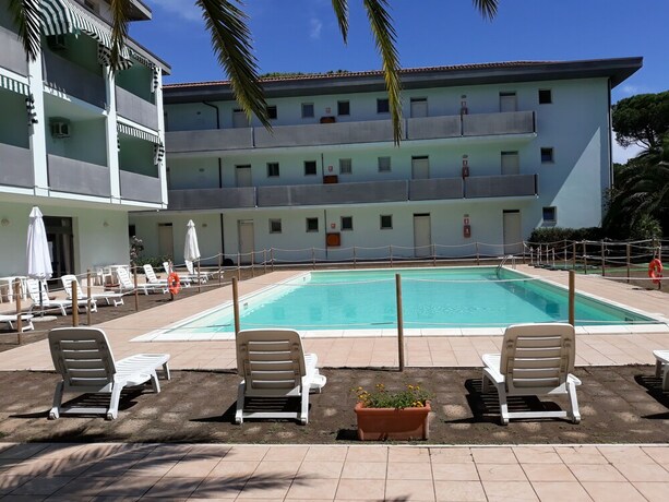 Imagen de la piscina del Hotel Residence Verde Pineta. Foto 20