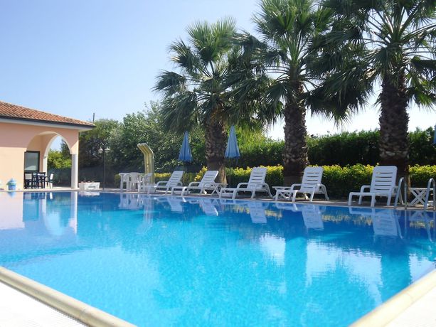 Imagen de la piscina del Hotel Residence Villa Laura. Foto 17