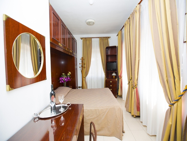 Imagen de la habitación del Hotel Residence Villa Tassoni. Foto 14