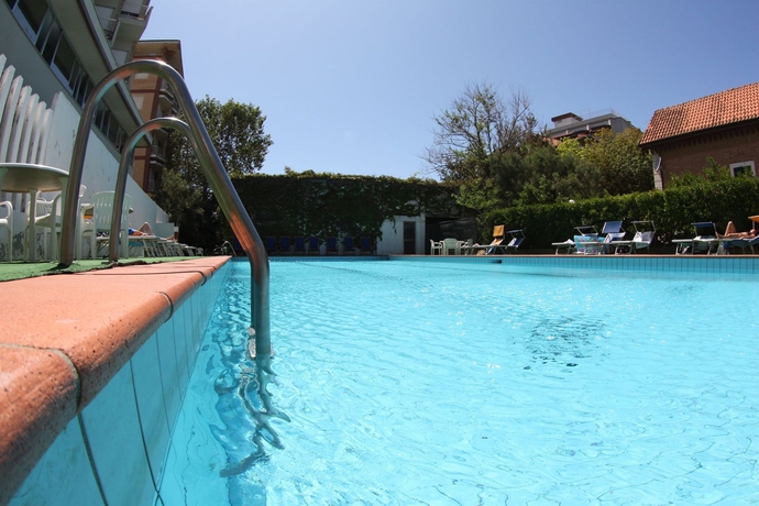 Imagen de la piscina del Hotel Residence and Suites. Foto 5