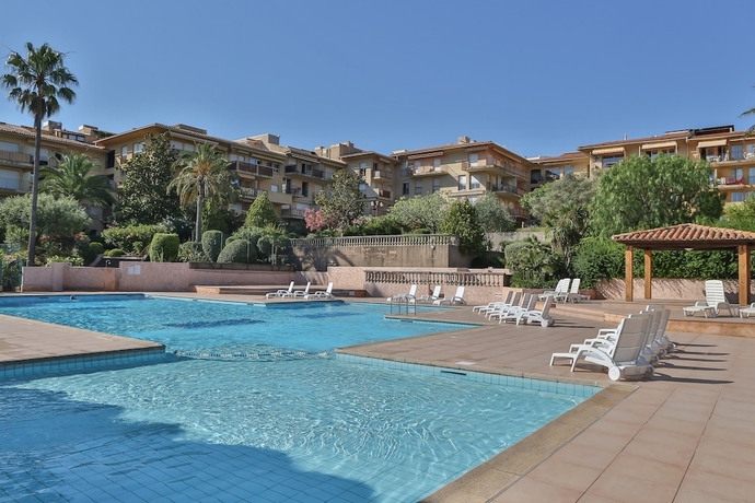 Imagen de la piscina del Hotel Residencia Amandine - Selecci&oacute;n Maeva - 2 Habitaciones 6 Personas Balc&oacute;n. Foto 15