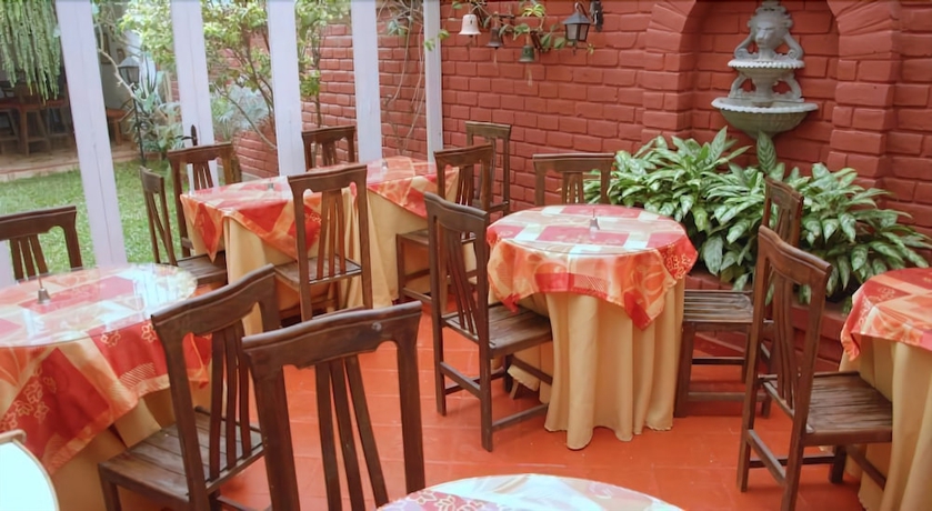 Imagen del bar/restaurante del Hotel Residencial Carlos. Foto 2